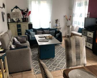 Gîte Pour Détente ou Sportif Village Typique, Épicerie Bar. .animaux non Accepté - Mariac - Sala de estar
