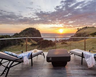 Absolute waterfront beach house with massive deck - family and dog friendly - Scotts Head - Balcón
