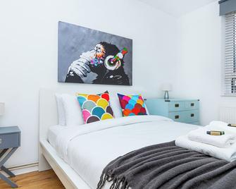 Bright Modern 1 BR flat, 5 min to Vauxhall St - London - Bedroom