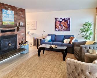 Stunning Waterfront - Pnw Gem Hot Tub, Mountain Views, Fireplace - Olympia - Living room