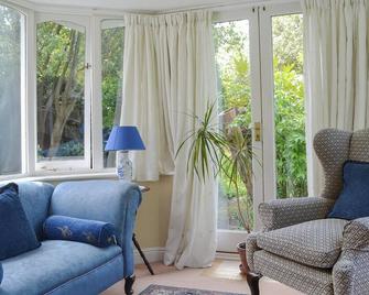 2 bedroom accommodation in Chilworth, near Southampton - Southampton - Living room