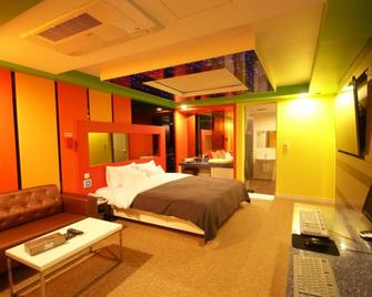 Ava Hotel Changwon - Changwon - Bedroom
