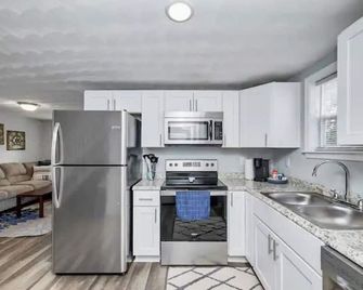 Cozy 2 Bdrm Cottage King bed - Portsmouth - Kitchen