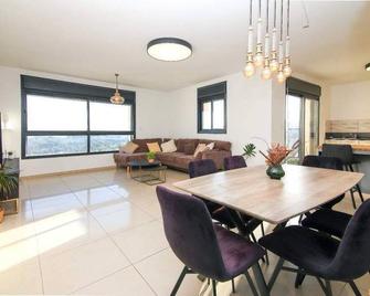 Spacious 2BR Apartment with Private Balcony, Free Parking - Jerusalem - Spisesal