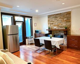 Charming 2-bedroom house in lovely Vancouver with WiFi/sleeps 5 - Vancouver - Dining room