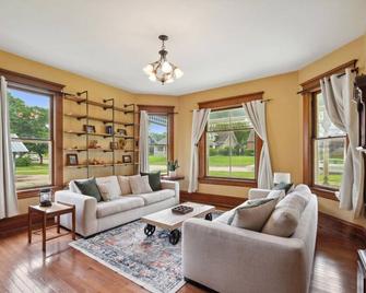 Spacious Pella Historic Home w/ideal location - Pella