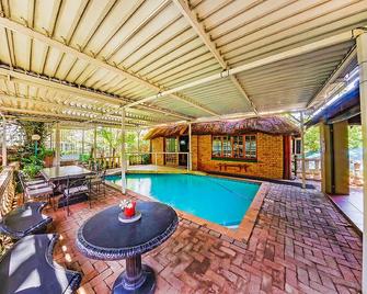 Amper Bo Guest House - Pretoria - Piscina
