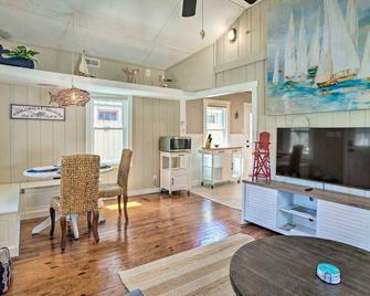 Chic Cottage with Private Yard Steps to Beach! - Colonial Beach - Dining room