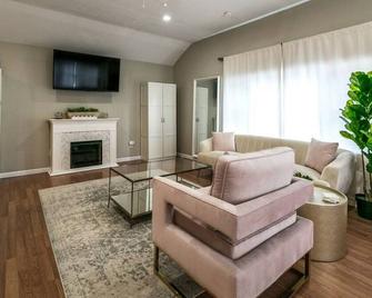 Sylvans Hidden Gem \'The Lilly Pad\' w/ Murphy Bed! Internal name: Lilly - Studio sleeps 4 - Sylvan Beach - Sala de estar