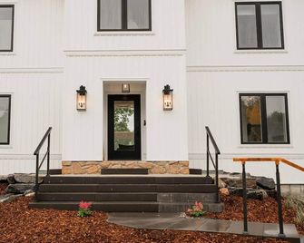 Rockshore Lakehouse - Luxury private waterfront - Dunchurch - Building