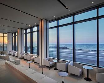 Shilla Stay Plus IhoTewoo Ocean Front - Jeju City - Lounge