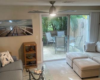 Coastal Townhome in Jupiter 1 mile to beach! - Jupiter - Living room