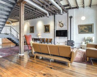 1 Mi to Wittenberg: Eclectic Loft w/ Parking! - Springfield