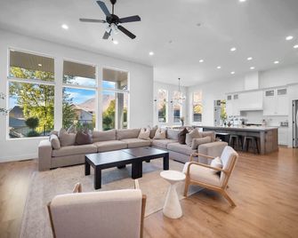 Luxe Family Retreat with Private Pickleball a Large Swim Spa indoor Movie Theatre 2 Outdoor Firepits a Home Gym and more - Lindon