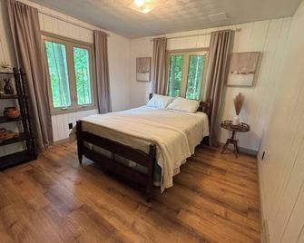 Where Convenience meets Cozy: The Lily Pad lakefront house in Three Rivers. - Three Rivers - Slaapkamer