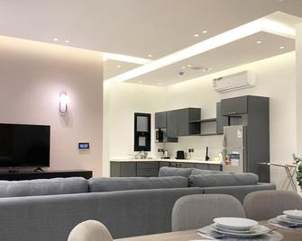 Kease Mughrizat E-2 Royal Touch Az27 - Riyadh - Living room