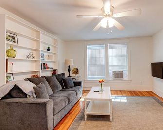 Suite 2, Quick Stroll to Downtown - Black Mountain - Sala de estar