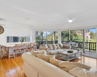 Ferguson St The Beach House Cosy Cottage with Pool - Sunshine Beach - Living room