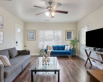 Travel Haven - Great Location - Quiet Area - Long Beach - Living room