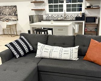 Cozy, new and modern guesthouse. Don’t get a hotel, get a VILLA! - Bartlesville - Wohnzimmer
