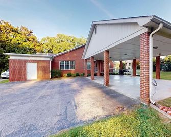 Best location in Dyersburg, Tn. Spacious 3br/3ba, brick home, beautiful lot - Dyersburg - Gebouw