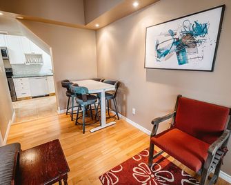 The Hidden Hollow Suite - Downtown - Drumheller - Obývací pokoj