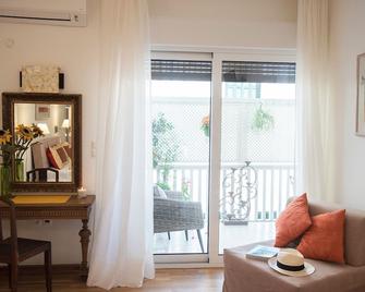 Rastoni Athens Suites near Acropolis - Athens - Living room