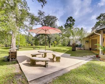 Riverfront Florida Escape with Grill and Fire Pit! - Tallahassee - Patio