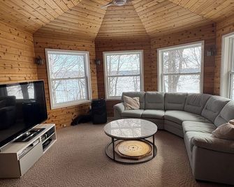 Lakefront drive up cottage, private dock and hot-tub room - Kenora - Living room