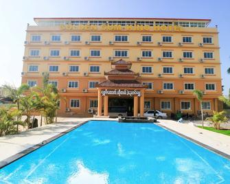 Golden Gum-Kino Hotel - Nyaungshwe - Pool