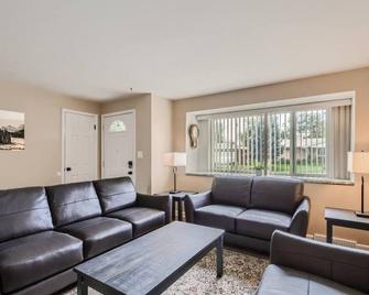Pet Friendly 3 Bedroom Near to Red Rocks And Belmar In Denver - Lakewood - Living room