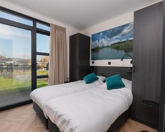 These luxurious, nice, and detached vacation villas for six persons have a unique view of the water. The luxurious villas offer a lot of privacy, a high standard of comfort, and have a spacious, hardwood outdoor deck. All ingredients to enjoy an amaz - Nieuw-Loosdrecht - Habitación