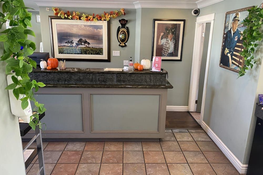 King Frederik Inn - Solvang - Front desk