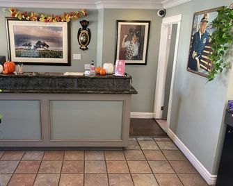 King Frederik Inn - Solvang - Front desk