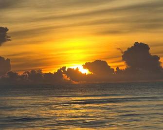 Casa Kattleya, Ubicada en el Centro de Tortuguero, a Pocos Metros de la Playa - Tortuguero