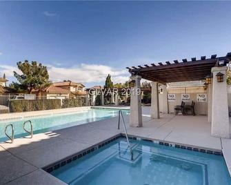Serene Summerlin North Home in a Gated Community - לאס וגאס - בריכה