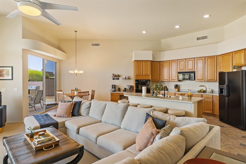 Beautiful Cave Creek Hm w/ Hot Tub, Pool, Putting Grn, 4 bedrooms - קייב קריק - סלון