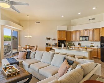 Beautiful Cave Creek Hm w/ Hot Tub, Pool, Putting Grn, 4 bedrooms - קייב קריק - סלון