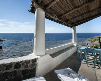 House On A Unique Location: Alone In A Bay Of Stunning Beauty! - Malfa - Balkon