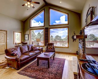 Buffalo Ridge on Zion Boundary very close to the Park! Gated Community -Hot Tub - Orderville - Sala de estar