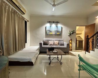 Stay Leisurely Boutique Suites and Apartments - Lonavala - Soggiorno