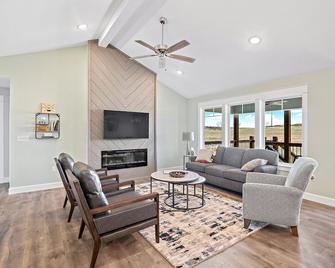 New Home in west Manhattan, Family Friendly and close to KSU! - Manhattan - Living room