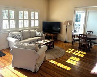 Cottage next to historical home in Lake Oswego - Lake Oswego