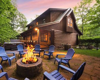New Listing! New 7 Person Hottub & Grill firepit 2 Arcades 9 Minutes To Wisp! - Oakland - Patio