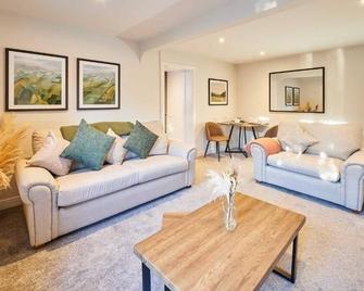 Ravens Nest Executive Suite at the Raven Aparthotel in Much Wenlock by PureStay - Much Wenlock - Wohnzimmer