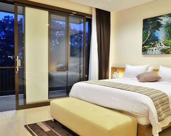 Tulip Hill View Villa 6 bedrooms with a private swimming pool and movie room - Bandung - Kamar Tidur