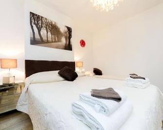 5 Luxury Spacious Apartment - Mitcham - Bedroom