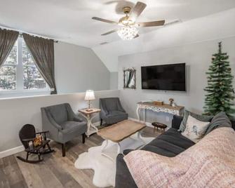 Fawn Chalet in the Prescott Pines Near Downtown - Prescott - Living room