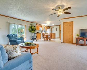 Serene Zanesville Getaway Hot Tub, 2 Decks! - Zanesville - Obývací pokoj