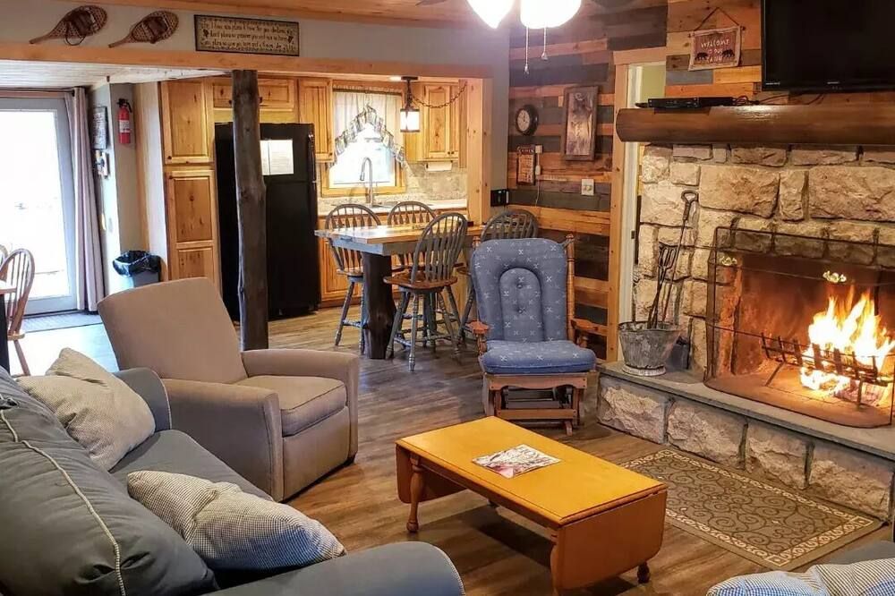 Stone fireplace, Kingsize beds,3 baths,3 bdrms,2 creeks,10 acres,covered decks,